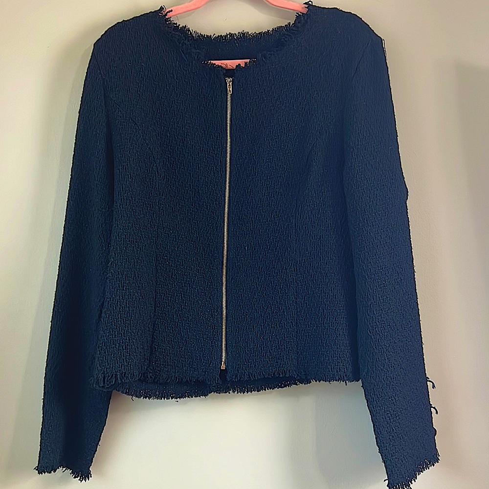 A sophisticated tailor professional single breasted crop jacket with gold zipper